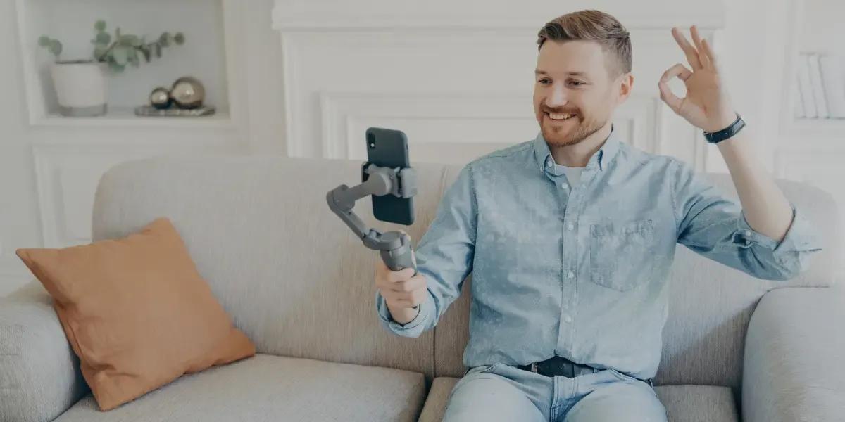 Corretor imobiliário se preparando para fazer uma live para vender imóveis.