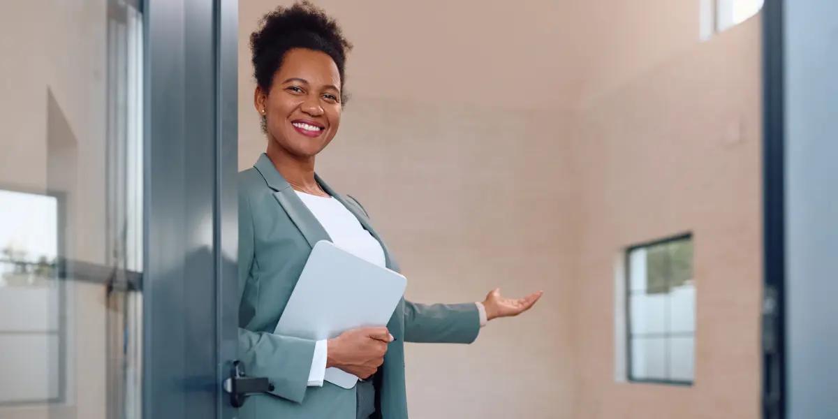 Corretora de imóveis apresentando apartamento para cliente que está na jornada de compra de um imóvel.