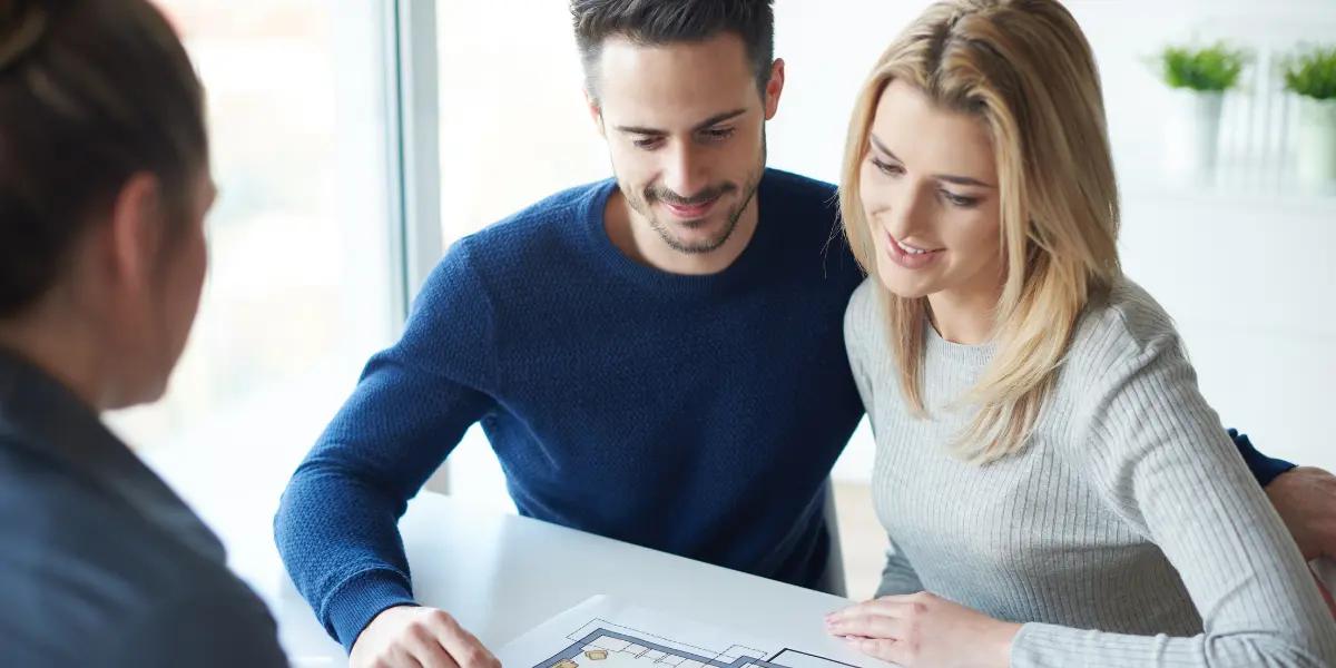 Corretora de imóveis atendendo casal que estava na sua carteira de clientes.