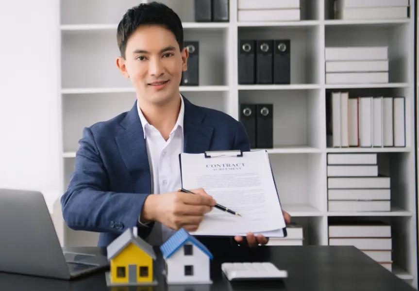 Corretor de imóveis assinando contrato com taxa de administração imobiliária.