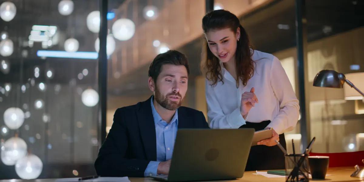 Dois corretores de imóveis falando sobre o processo de abrir uma imobiliária virtual.
