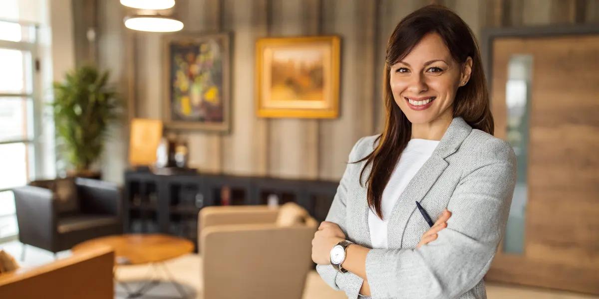 Corretora de imóveis fazendo o controle de vendas de imóveis da sua operação.