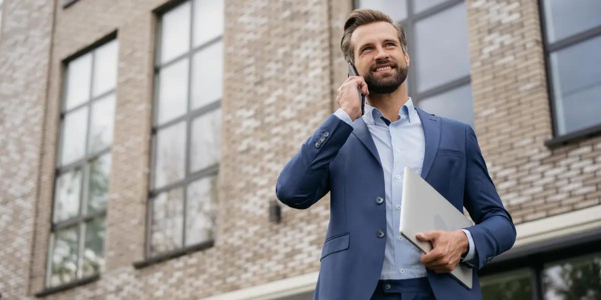Corretor de imóveis falando no celular com cloent