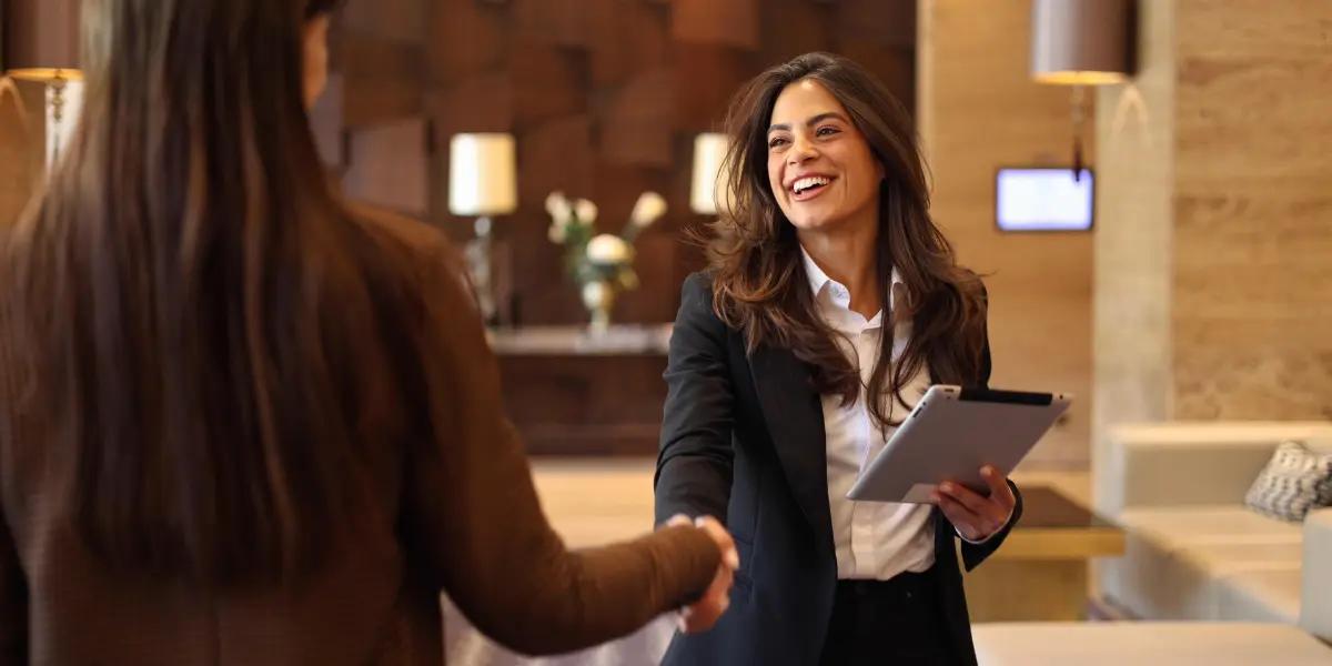 Corretora de imóveis conversando com cliente que recebeu follow-up através de uma automação imobiliária.