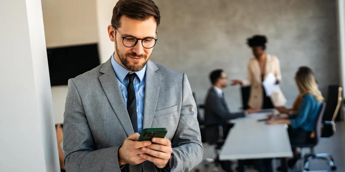 Corretor de imóveis conversando com cliente no WhatsApp Business.