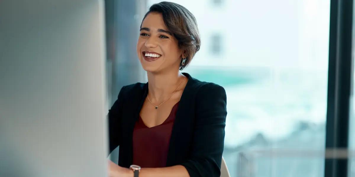 Corretora de imóveis pesquisando qual o melhor sistema imobiliário em Porto Alegre.