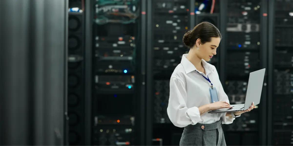 Corretora de imóveis fazendo pesquisa sobre data centers em seu computador.