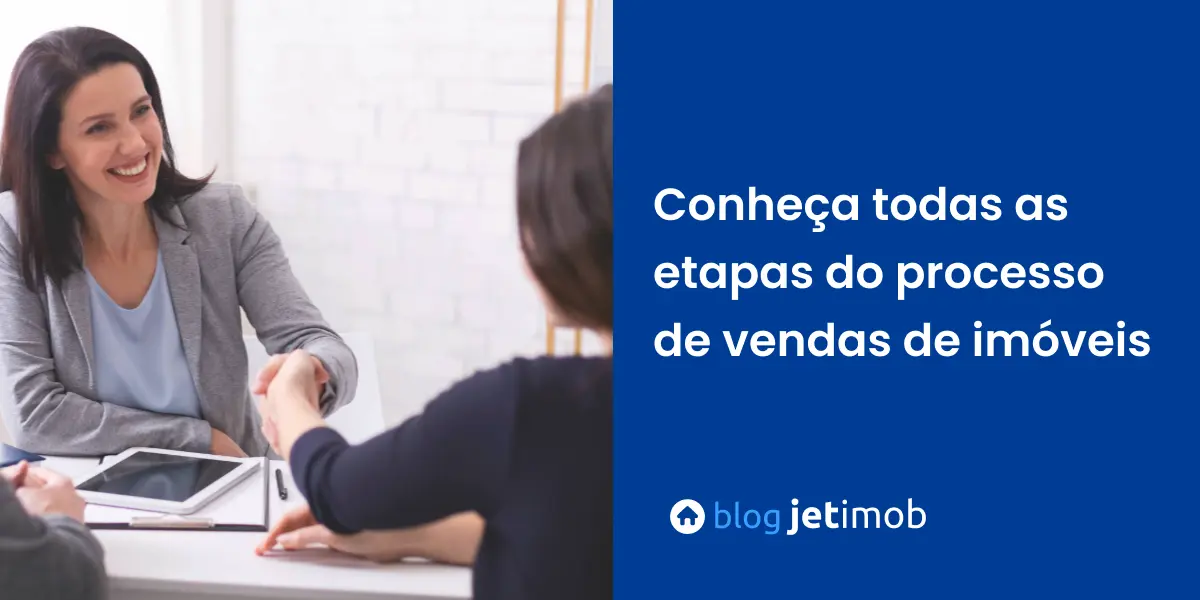 Corretora de imóveis conversando com cliente em imobiliária. 