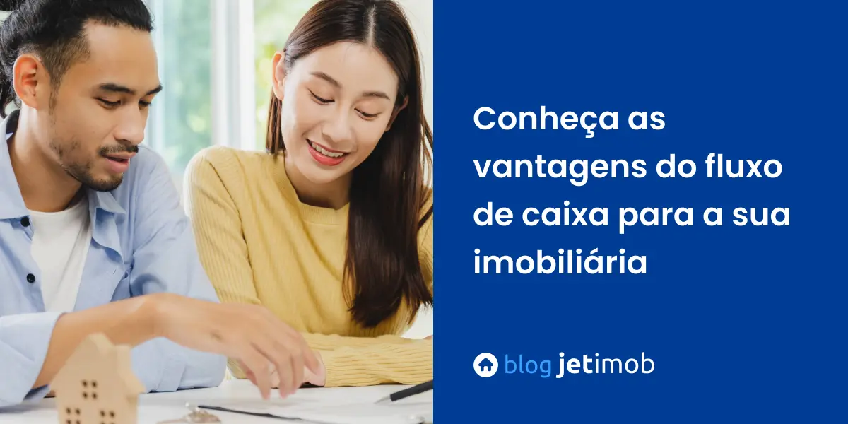 Dois corretores de imóveis fazendo o fluxo de caixa da sua imobiliária.