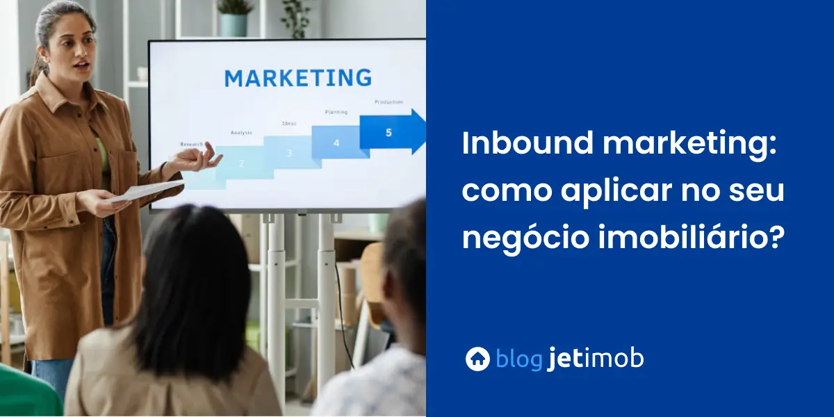 Profissional de marketing fazendo uma apresentação sobre inbound marketing no mercado imobiliário. 