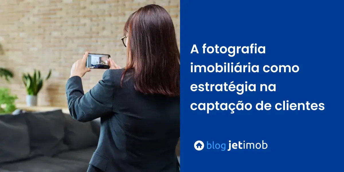 Corretora de imóveis usando seu celular para fotografar sala de estar de imóvel.