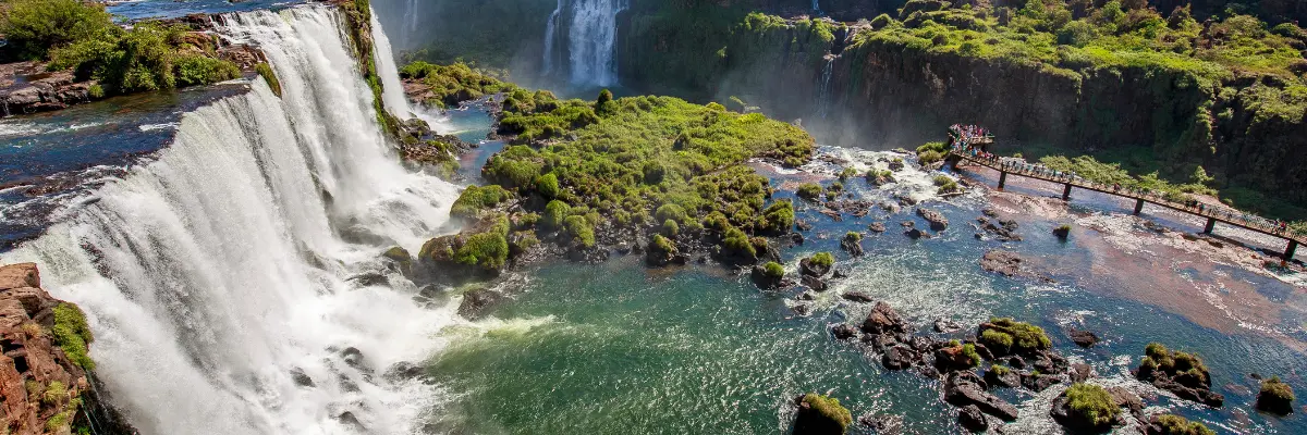 Imagem aérea das Cataratas do Iguaçu, em Foz do Iguaçu, no Paraná.