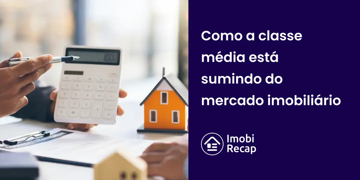 Corretor de imóveis calculando valor de financiamento de imóvel para família de classe média.