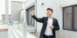 Corretor de imóveis gravando vídeo no TikTok para o perfil da sua imobiliária.